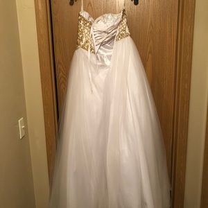 Dresses - White Prom dress size 4 corset back Dresses - White Prom dress size 4 corset back